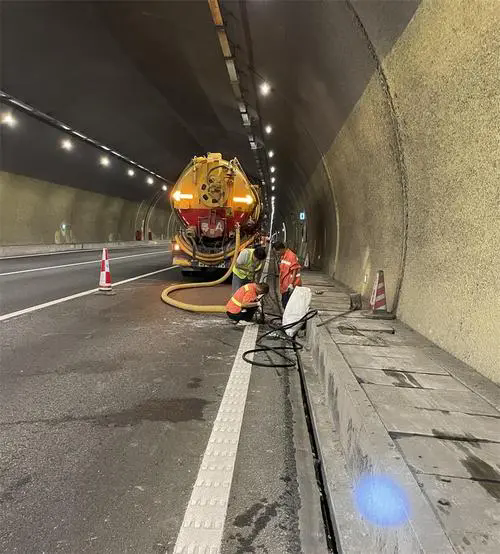 和田市隧道排水渠清淤